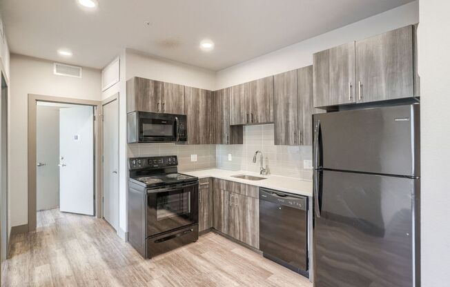 3 beds, 3 baths, 900 sqft, $2,400, Unit 304