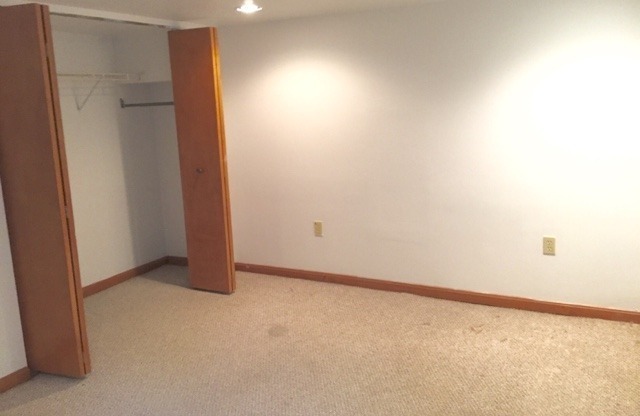 2 beds, 1 bath, $1,195, Unit 7