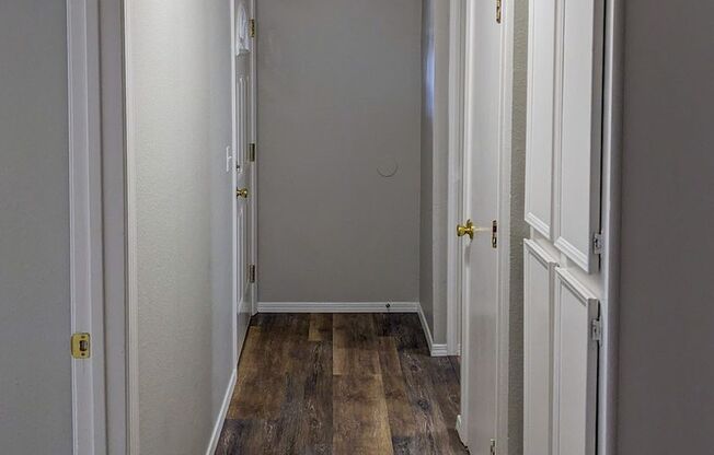 2 beds, 1 bath, 889 sqft, $1,295, Unit 33