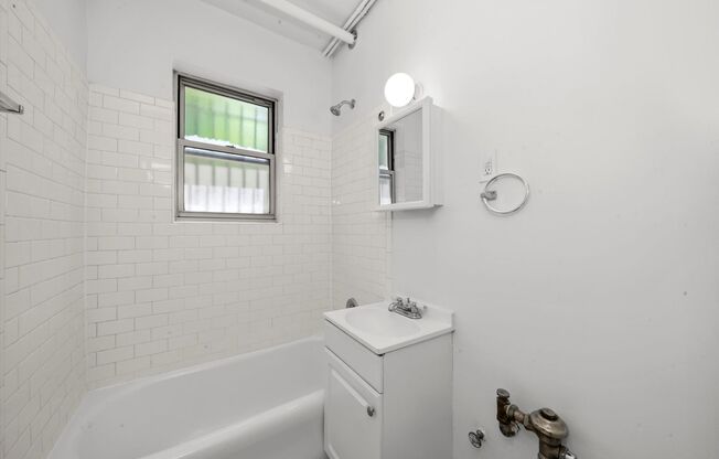 Studio, 1 bath, 348 sqft, $1,250, Unit 107