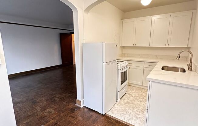 Studio, 1 bath, 429 sqft, $1,300, Unit Unit 105