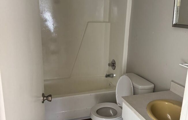 2 beds, 1 bath, $850, Unit 13