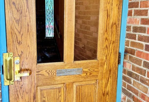 Fully Remodeled Sunny & Quiet Top Floor Studio in Congress Park with Pool Close to Denver Botanic Gardens