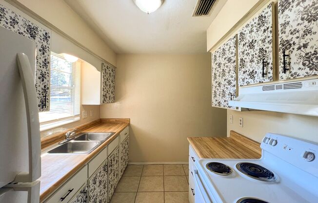 2 beds, 1 bath, $1,050, Unit 15