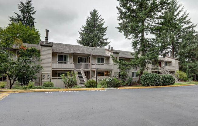 2 Bedroom Ground Floor Condo in the Heart of Woodinville!