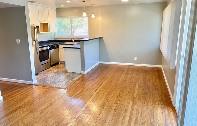 2BR/1BA! Charming Flat! Private Patio! Completely Remodeled!! Parking! Pool! PROGRESSIVE