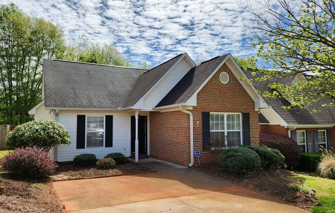 Boiling Springs - Cute and Conveniently Located 3 BR/2 BA Home with Deck Close to Hwy 9 And N. Spartanburg Sports Complex!