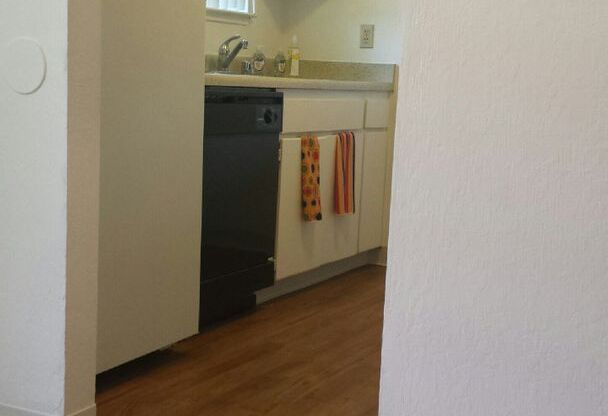 1 bed, 1 bath, 644 sqft, $1,250, Unit 10