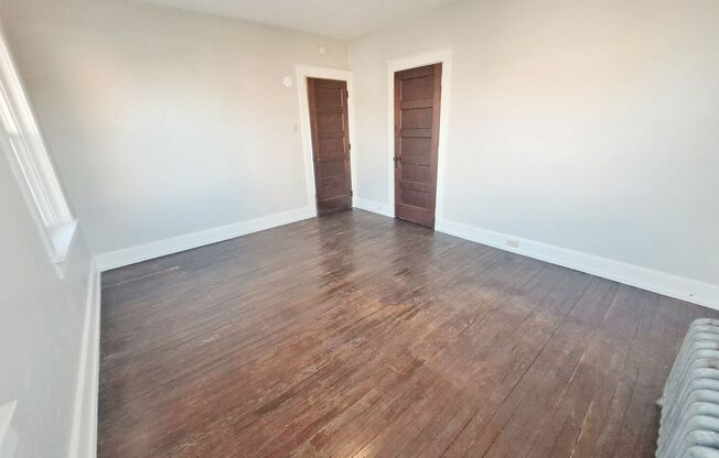 3 beds, 1 bath, $1,435, Unit 8 W Jackson