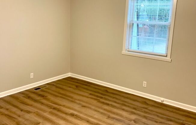 Inglewood 2 BR 1.5 Bath duplex available Oct 17! $1250/mo!