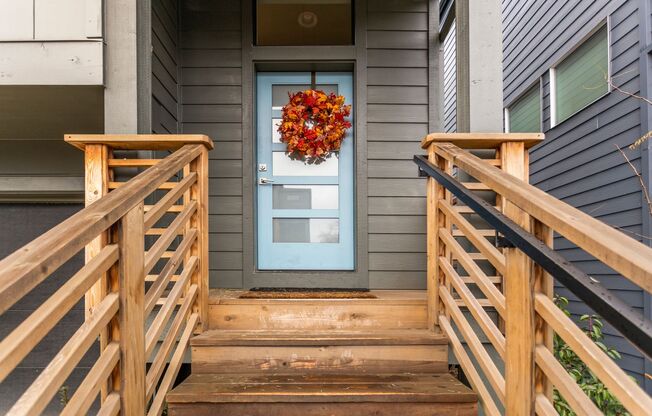 Available 4BR/4BATH Modern Home near Ash Creek!
