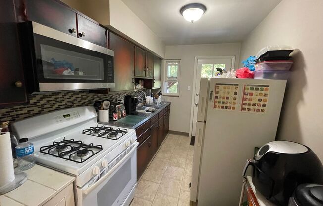 Spacious 1 Bedroom Apartment with Garage Space in the heart of Bellevue!