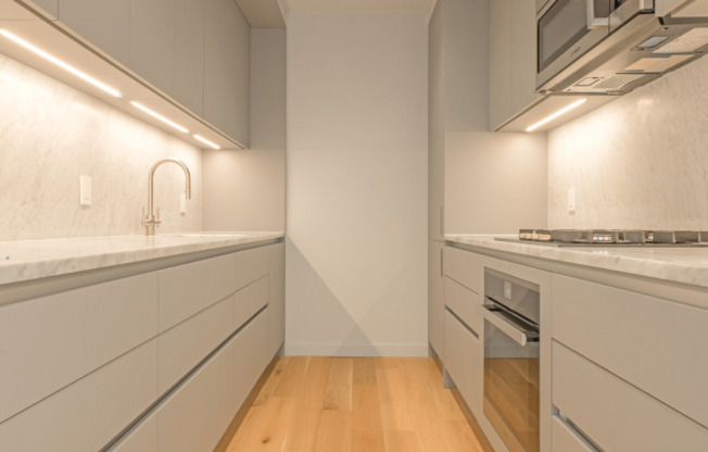 1 bed, 1 bath, 698 sqft, $6,395, Unit PH01