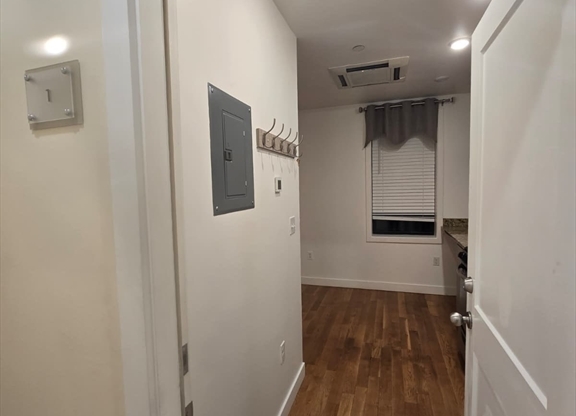 Studio, 1 bath, 600 sqft, $1,550, Unit 3