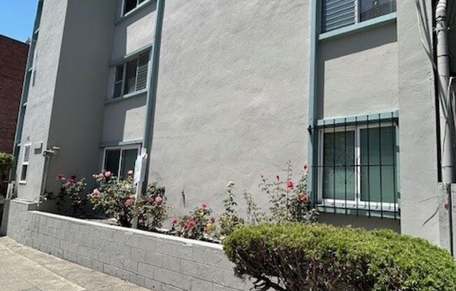 *** Comfortable, cozy 1-bdr right at downtown Shattuck Ave.