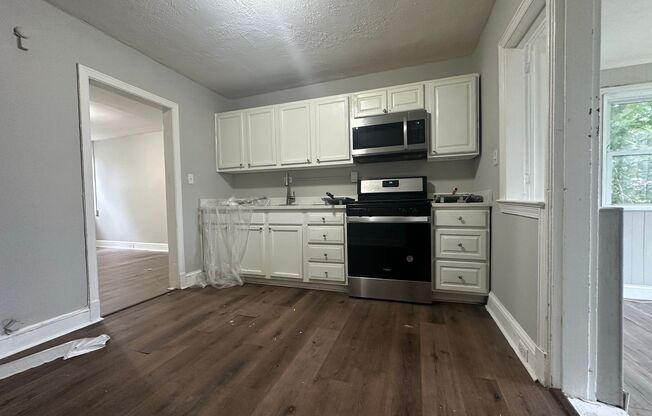 2 beds, 1 bath, $1,300, Unit Unit D