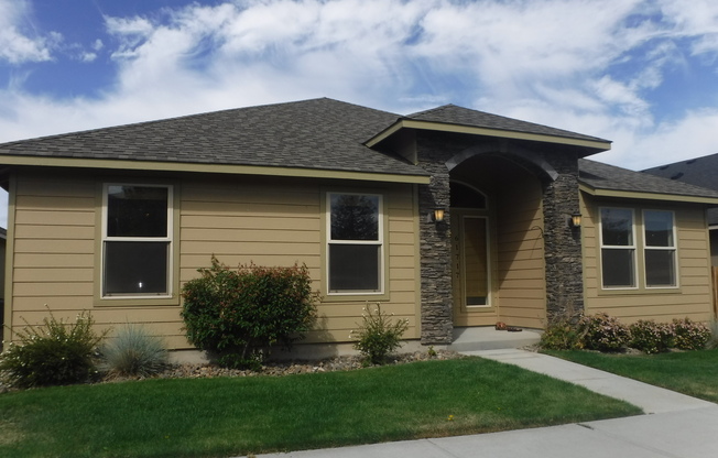 Charming 3 Bed/2 Bath Home in SE Bend - Landscaping Included!