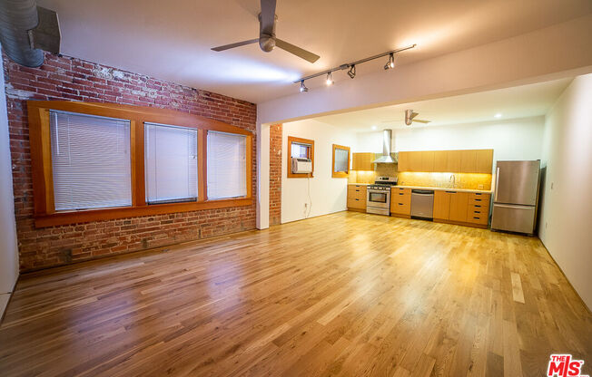 8 BROOKS AVE