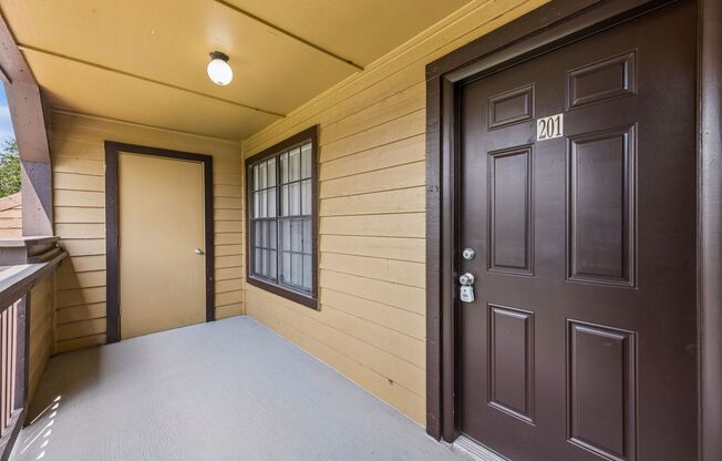 1/1 Condo in Gated Lakefront Community of Altamonte Springs!