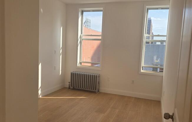 3 beds, 1 bath, 2,700 sqft, $2,900, Unit 2F