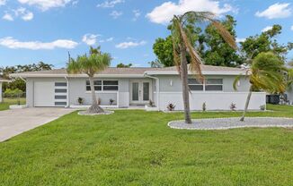 Beautiful Remodeled 2 Bed 2 Bath Home in the Cape Coral Yacht Club area.