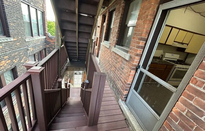 2 BEDROOM LOCATED IN THE HEART OF THE ART DISTRICT!