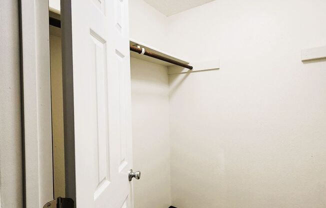 1 bed, 1 bath, 643 sqft, $1,275, Unit 227