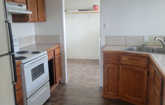 2 beds, 1 bath, $1,300