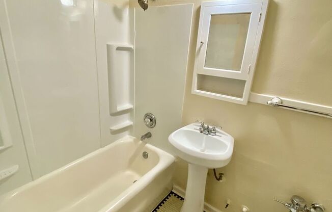 Studio, 1 bath, 320 sqft, $1,295, Unit 109