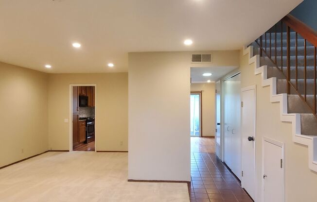 Spacious Townhome, A/C, 2c Garage, Renovated Kitchen, Beautiful Master Bathroom!