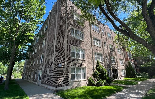 Well-Maintained West Rogers Park Apartments With Two Baths