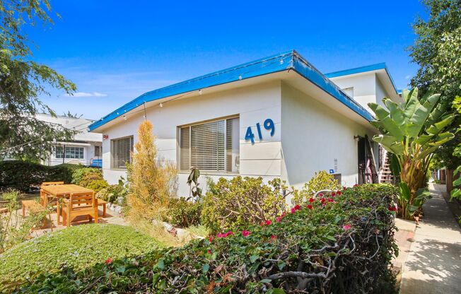 419 Raymond Ave - steps to the beach and Main St!