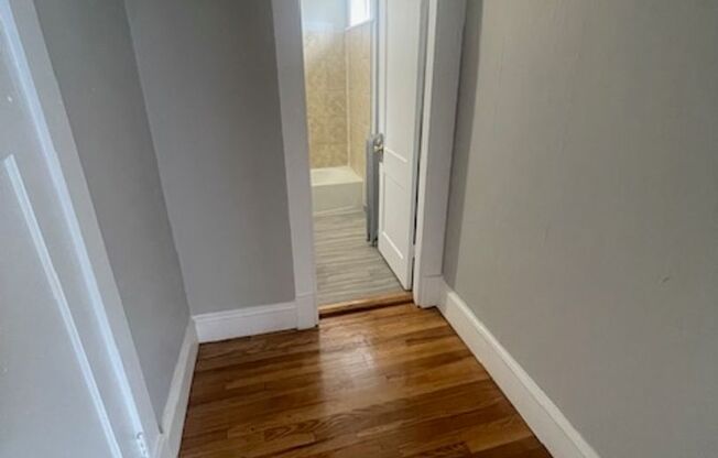 Studio, 1 bath, $1,095, Unit 12 Mattoon St Unit 5