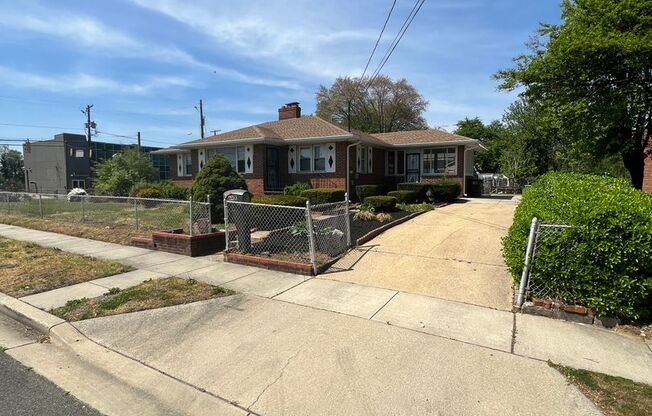 Amazing 6 Bedroom 2 Bathroom home with dual driveways