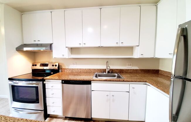 Beautiful, sunny woodlake condo