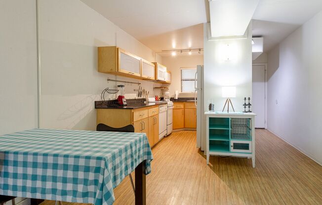 2 beds, 1 bath, $895, Unit 2 BR 1BA