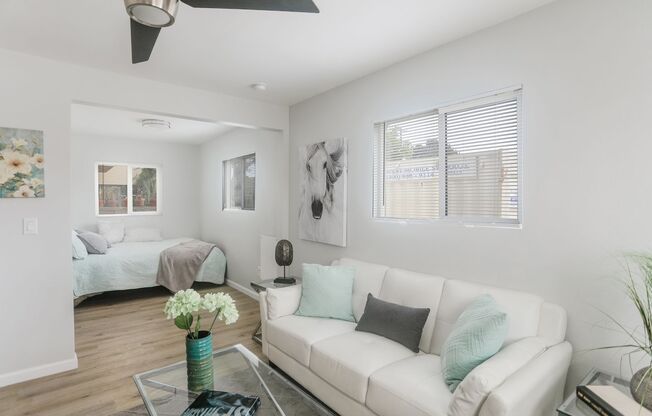 Available Now! Highly Desired Crown Point/Pacific Beach Junior 1BD/1 BA Apartment!