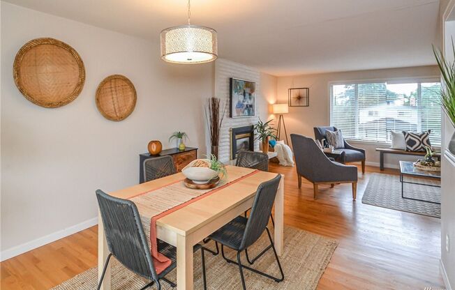 Kirkland 5 bd 3 Bath single family house with fully fence backyard. Close to Totem Lake Mall