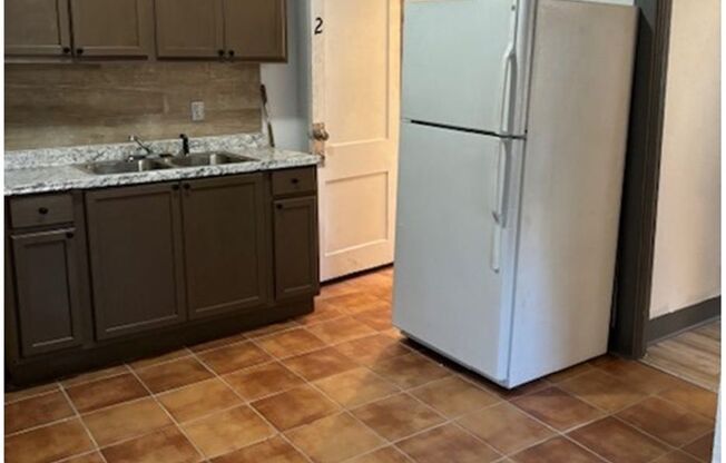 2 beds, 1 bath, $1,250, Unit 2260 Hemphill Street