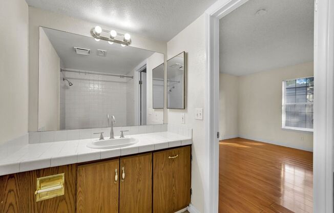 Very Nice 2bd/2ba Condo!! Gated Friendly Community w/ Pool!!