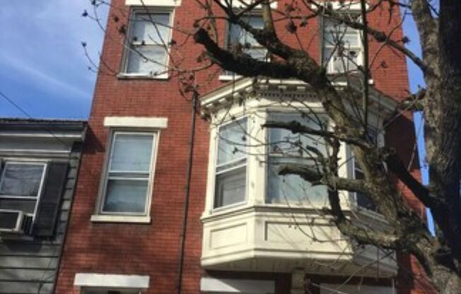 Available Now! 1 Bedroom Apartment Downtown York with Parking