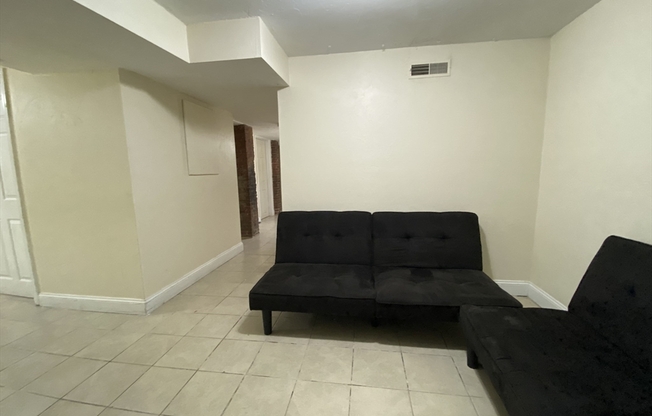 4 beds, 2 baths, $6,400, Unit 1