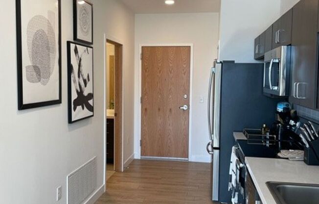 Studio, 1 bath, 708 sqft, $1,170