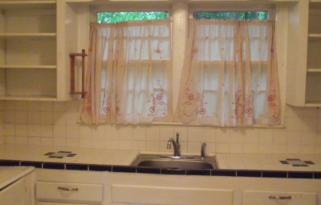 Charming 2 BR house in NW!