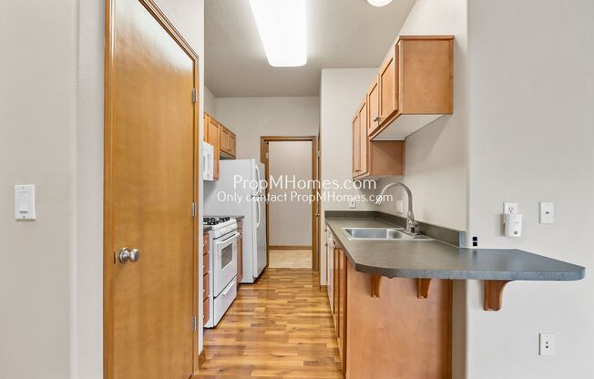 Chic One-Bedroom Condo in Vibrant Bethany Neighborhood!