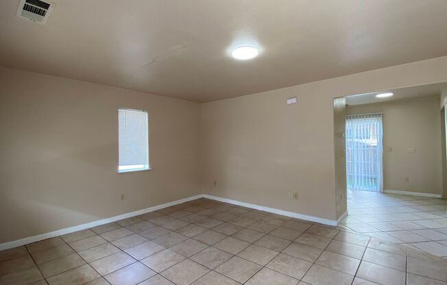 Spacious, 3 Bed, 2 Bath Townhouse