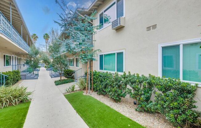 Modern Courtyard-Style Living in Hyde Park — Secure, Pet-Friendly & Minutes from LAX