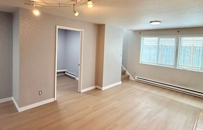 4-Bedroom North Green Lake Townhouse-Style Apartment – Prime Location