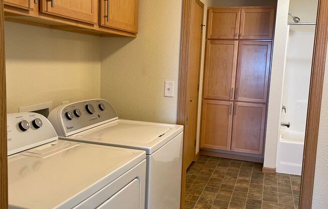 1 bed, 1 bath, 718 sqft, $985, Unit 627-105