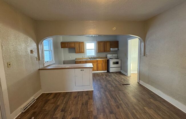 3 beds, 1 bath, $945